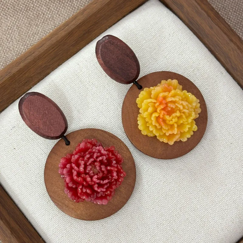 Resin Art Earrings Design - ナショナルスタイルの木製アート牡丹の花のイヤリング、レトロな文芸調の樹脂製花のイヤリング、ユニークで誇張されたデザインのロングイヤリング
