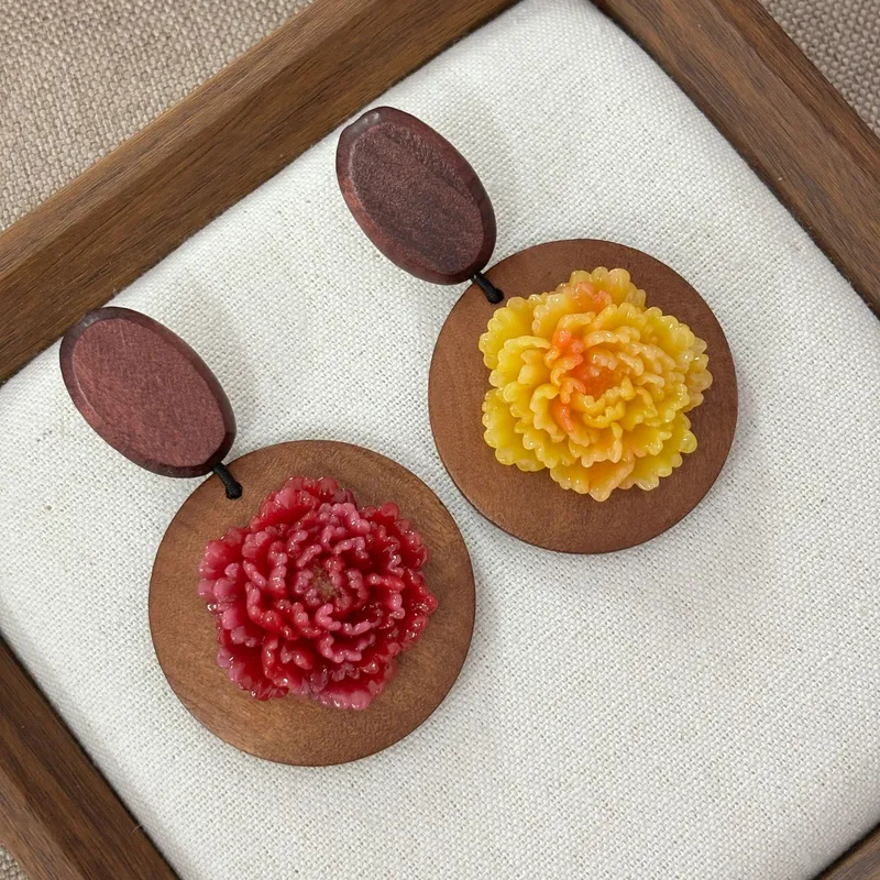 ナショナルスタイルの木製アート牡丹の花のイヤリング、レトロな - Resin Art Earrings Design のレビューと価格