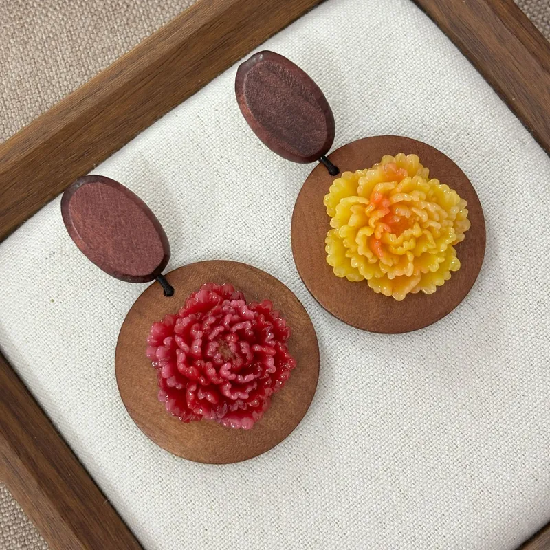 ナショナルスタイルの木製アート牡丹の花のイヤリング、レトロな - Resin Art Earrings Design のレビューと価格