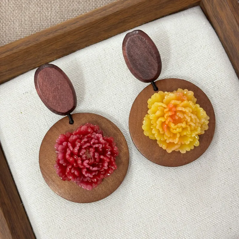 ナショナルスタイルの木製アート牡丹の花のイヤリング、レトロな - Resin Art Earrings Design のレビューと価格