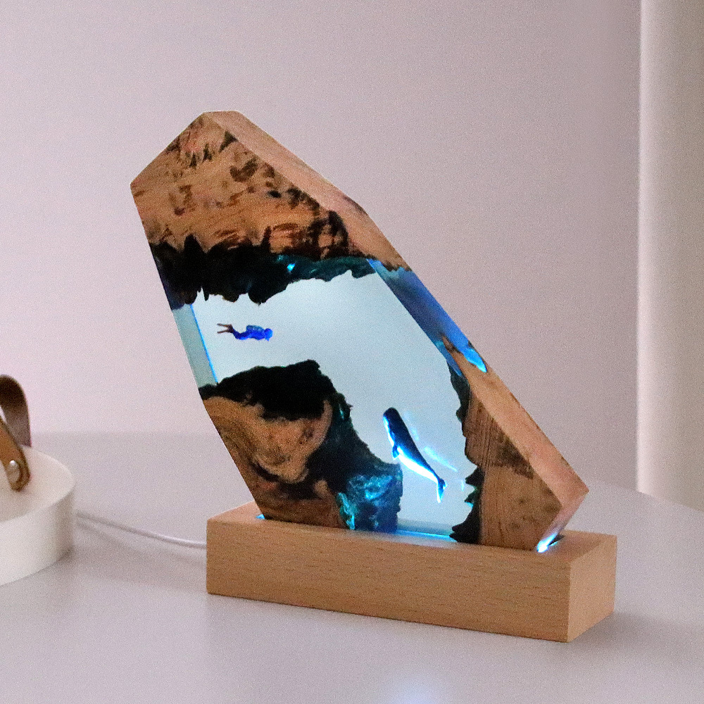 新しい水中洞窟クジラダイバーホームデスクデコレーション無垢材 - Resin Art Underwater のレビューと価格