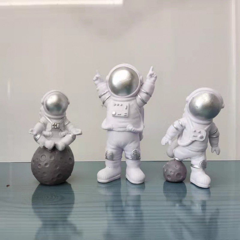 宇宙飛行士ケーキトッパー 宇宙テーマ誕生日パーティーデザート - Resin Art Alphabet のレビューと価格